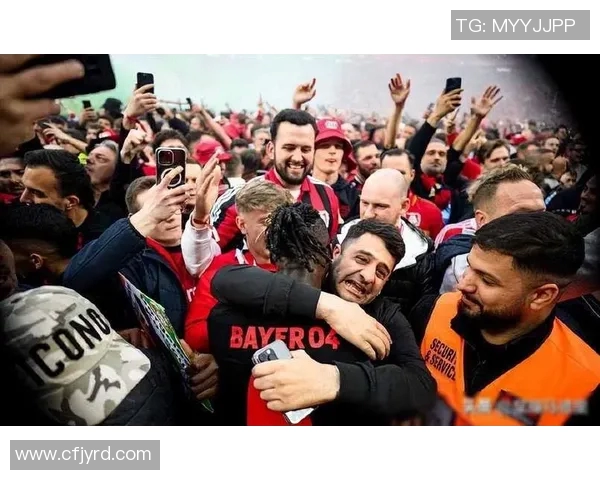 足球明星惊喜揭晓大奖瞬间视频引发热议球迷狂欢不已